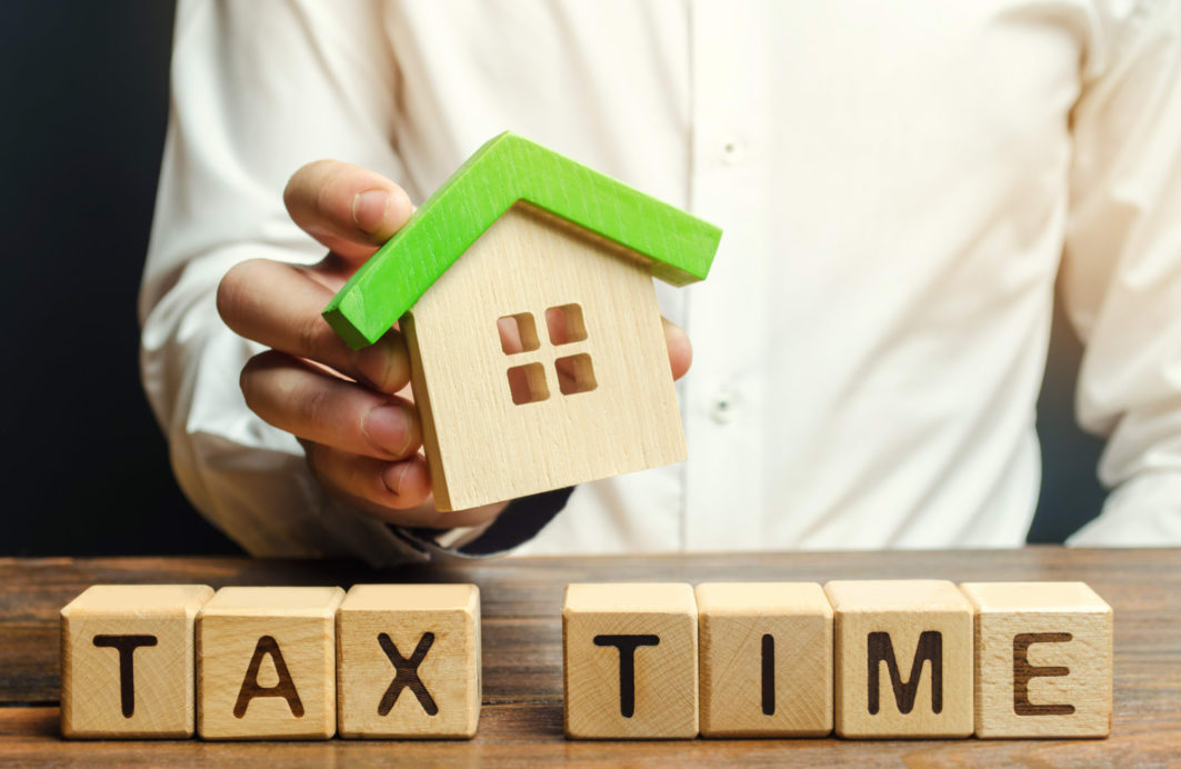 Do real estate agents lie about offers?