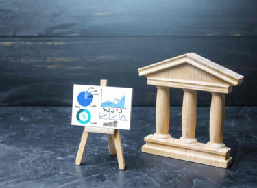 As home loan applications drop, the big four banks face a growing challenge from Macquarie